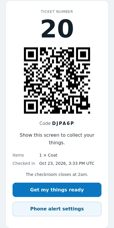 تذكرة ضيف على الهاتف تعرض رقمها ورمز QR ورمزها والأغراض وموعد الإغلاق، مع زر «جهّز أغراضي».